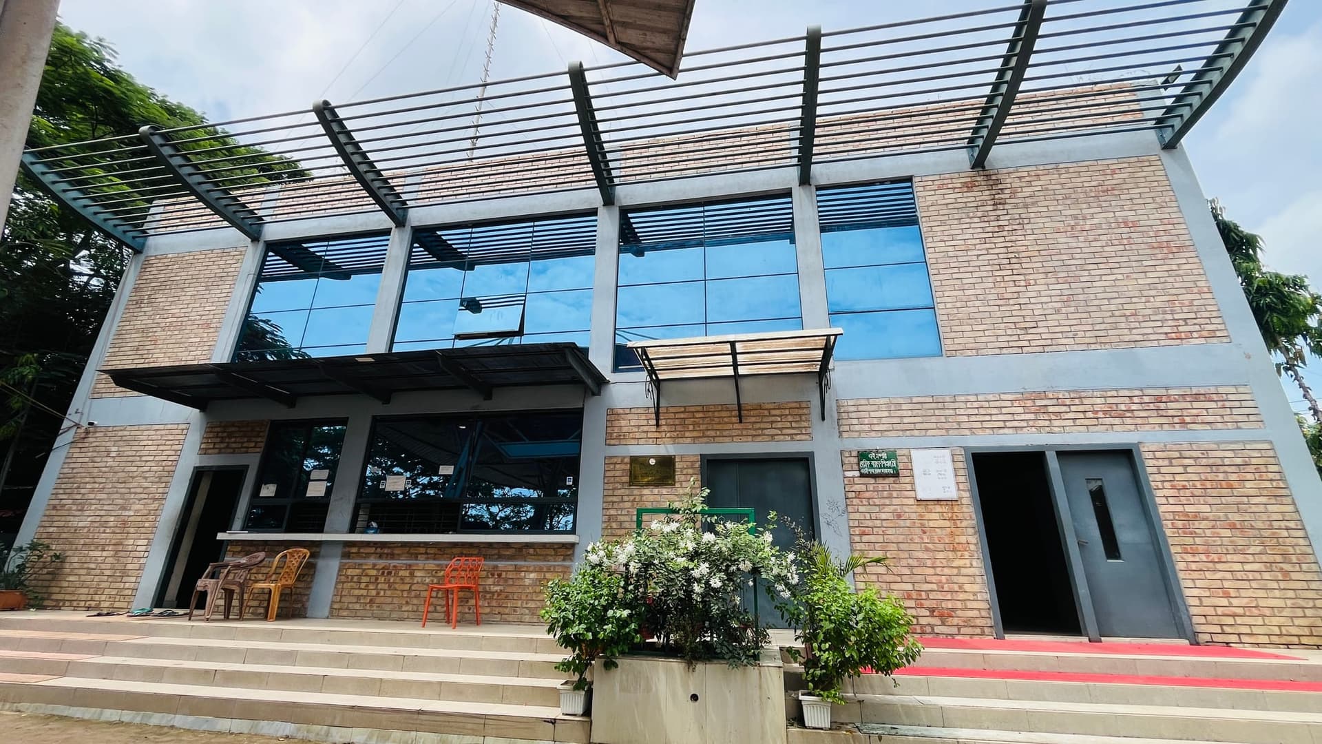 Modern Brick & Structural Glazing Facade