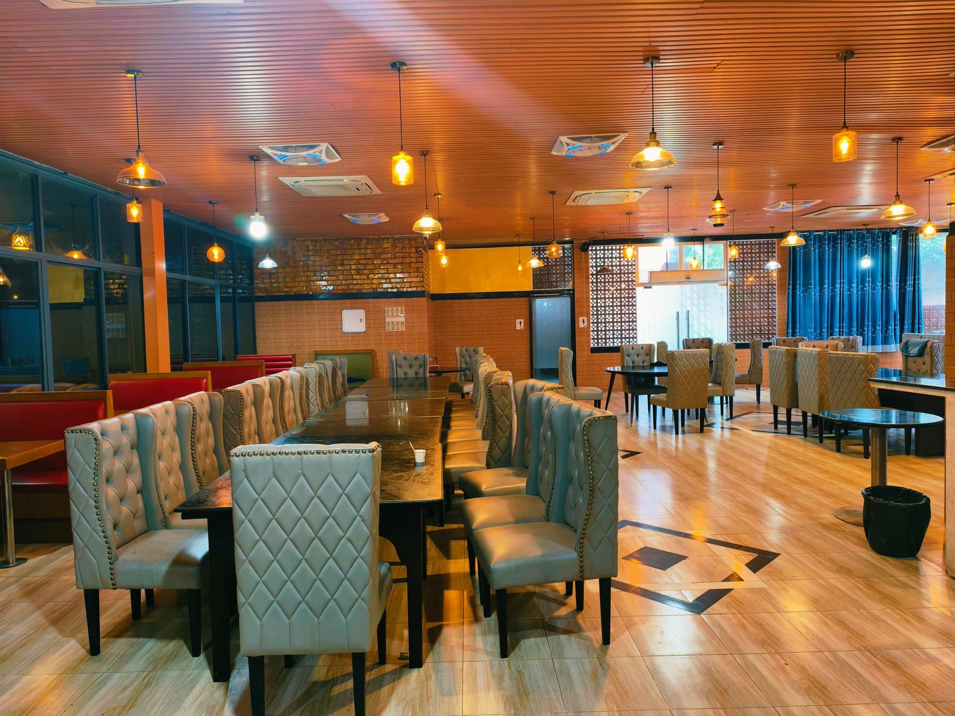 Executive Long Table Banquet Hall