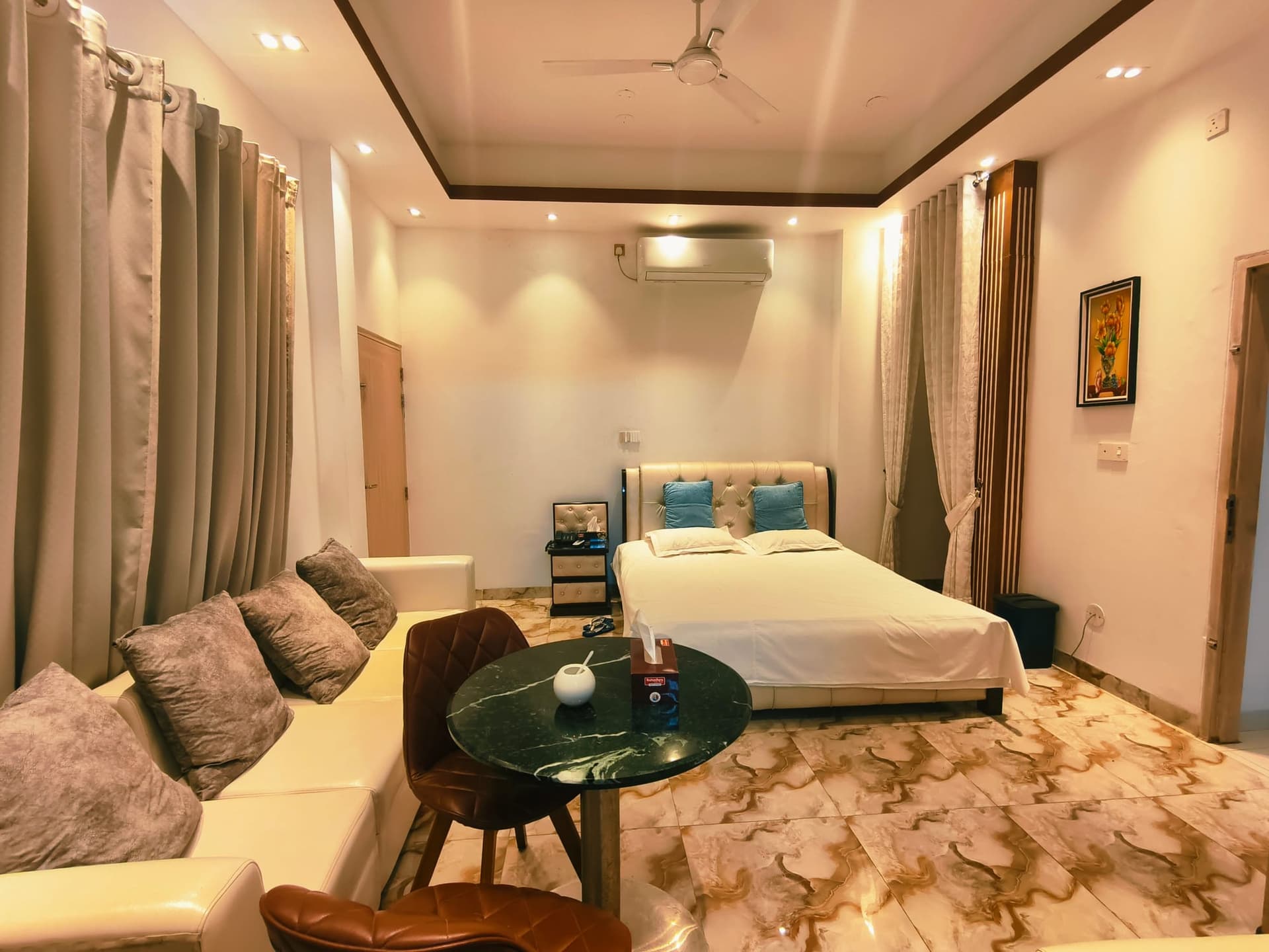 Executive King Master Suite & Private Lounge
