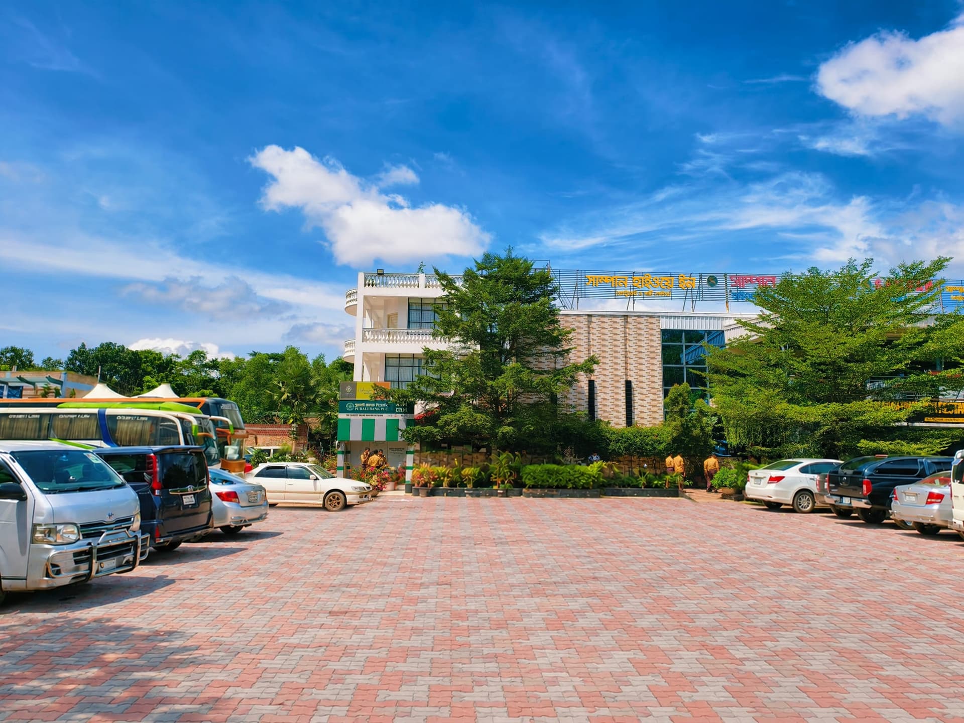 Daylight Complex Frontage & Paved Parking