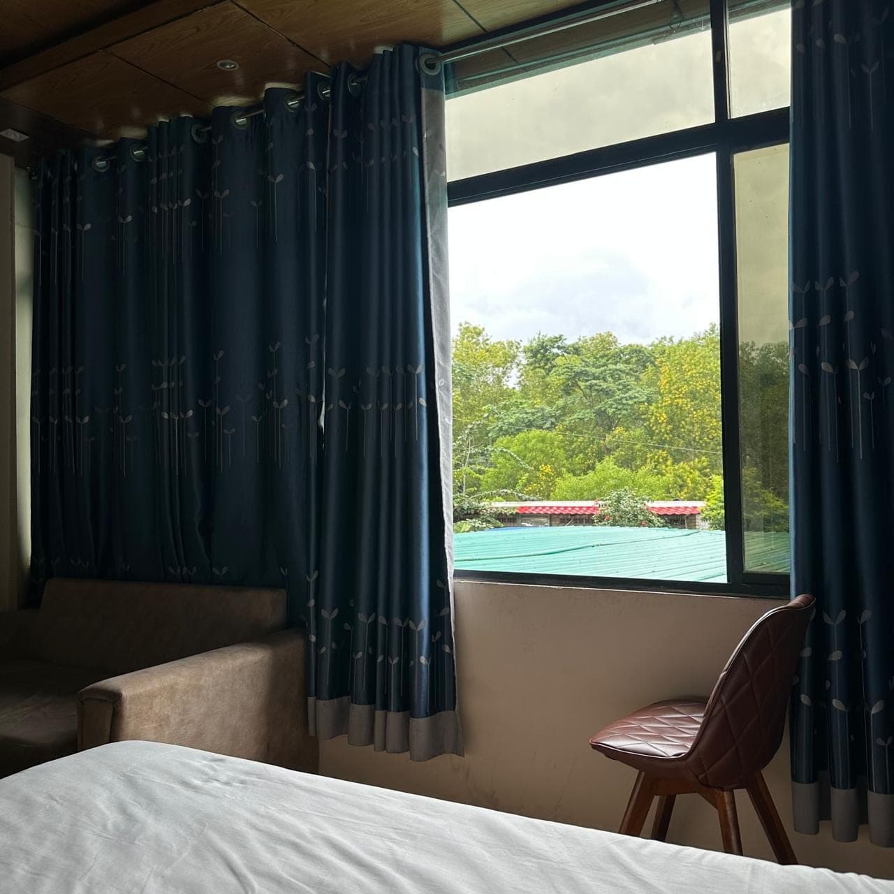 Executive Suite Panoramic Window Lounge