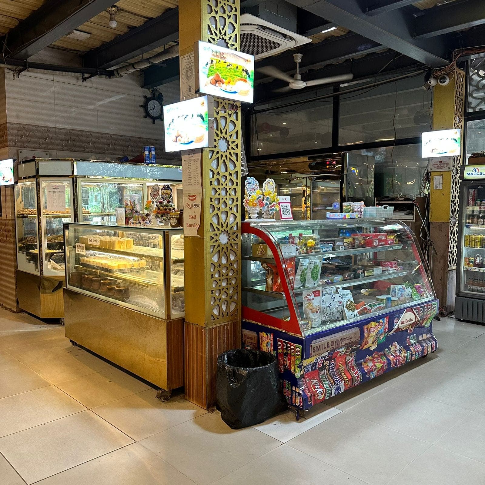 Traditional Sweet Box Display Counter