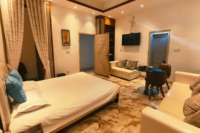 Highway Inn VVIP Suites